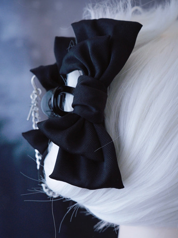 Schwarzer Bowknot-Clip verzierte Klaue mit Kreuz