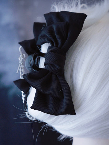 Schwarzer Bowknot-Clip verzierte Klaue mit Kreuz