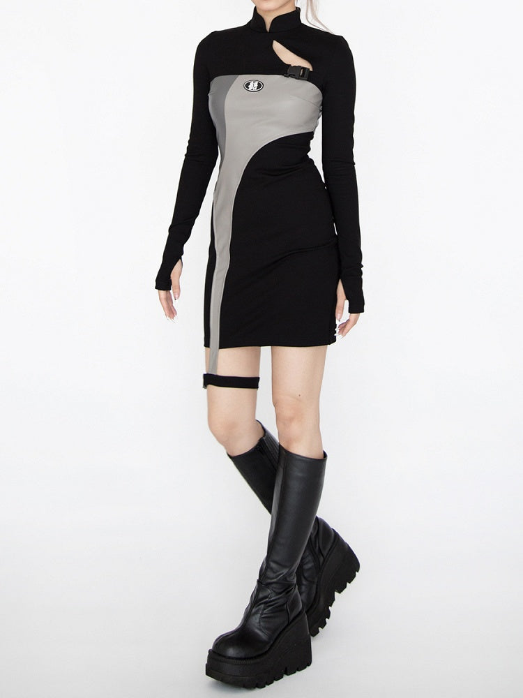 Robe glamour futuriste cyberpunk noire et grise à col à bandes et détails découpés avec jarretière