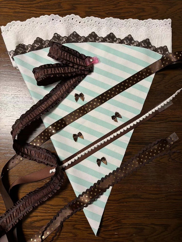 Spritzbeutel mit rosa/blau/grünen Bandverzierungen und gestreifter Spitze