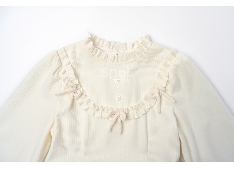 Robe à manches longues et col à volants avec nœud blanc