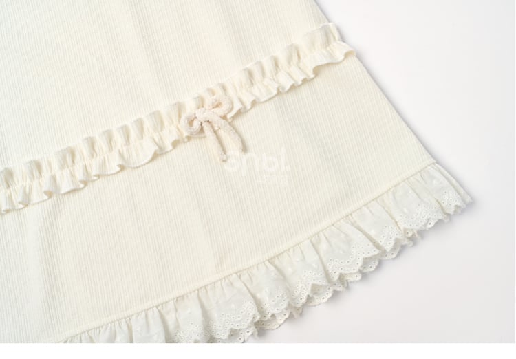 Robe à manches longues et col à volants avec nœud blanc