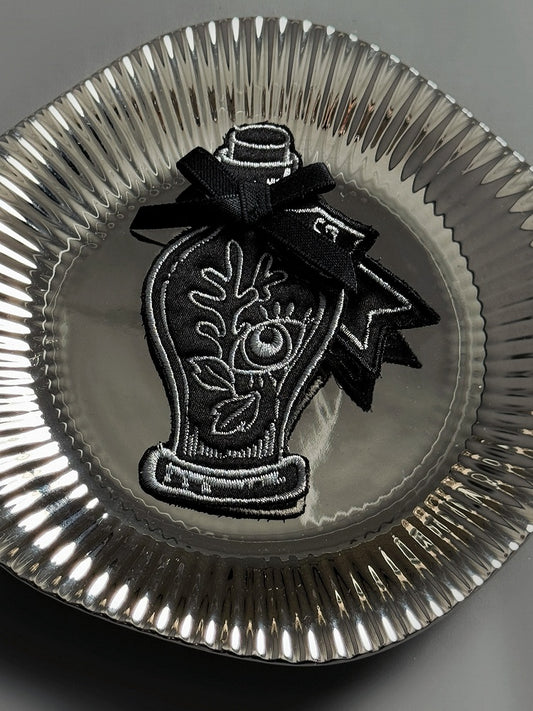 Schwarze Stickerei / Trankrote Brosche