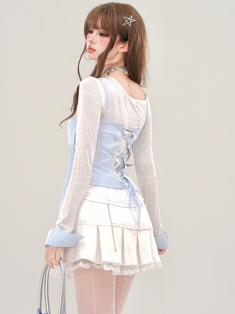 Ensemble haut blanc semi-transparent avec haut camisole à rayures bleues et nœud