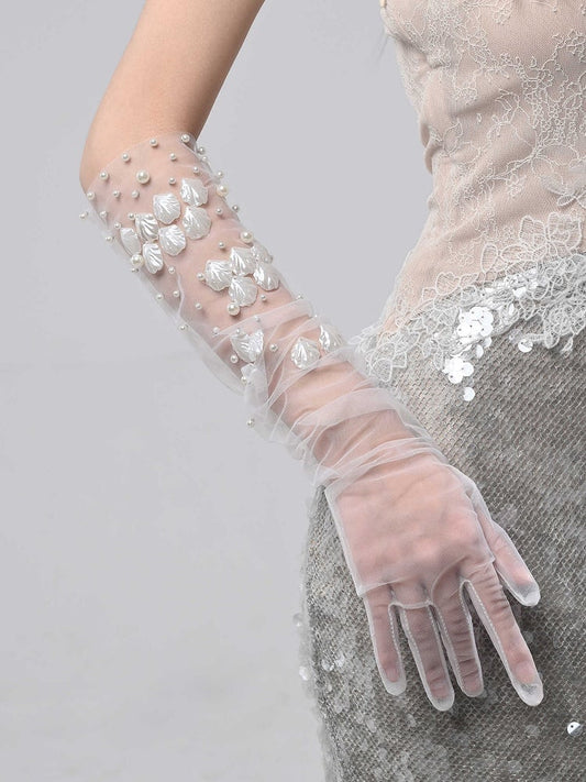 Weiße Handschuhe aus künstlichen und verzierten Perlen, Tüll, Muscheln, Meer