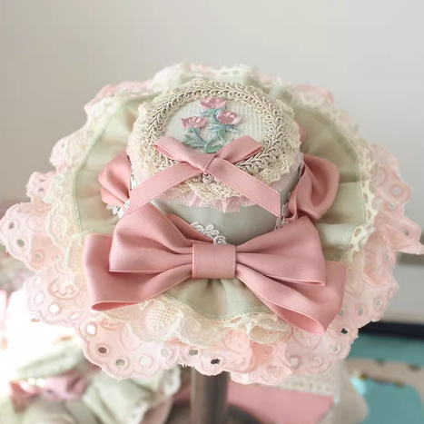 Chapeau haut de forme à bordure en dentelle et broderie florale