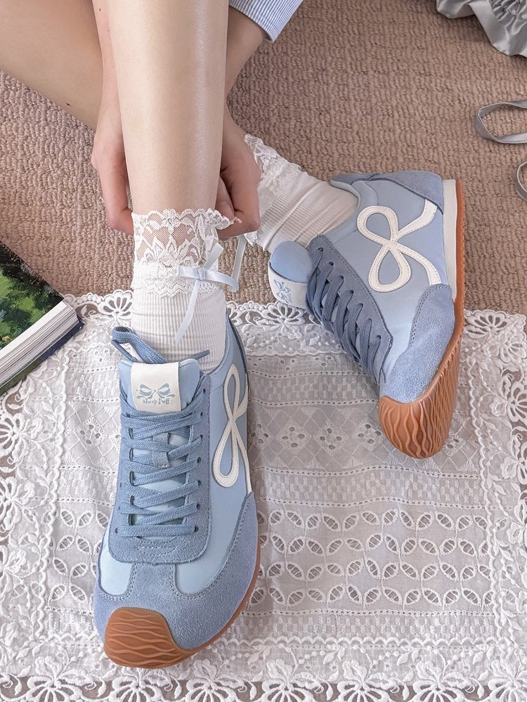 Blaue Schnürschuhe mit Schleife und Schnürsenkeln