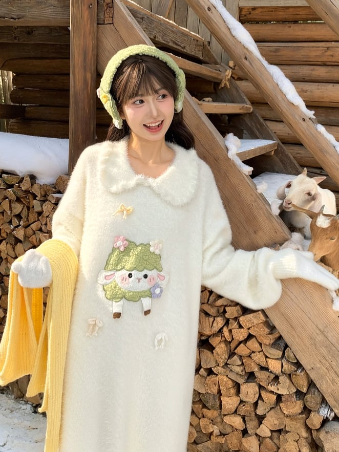 Robe en tricot blanche à col Claudine et appliques d'agneau