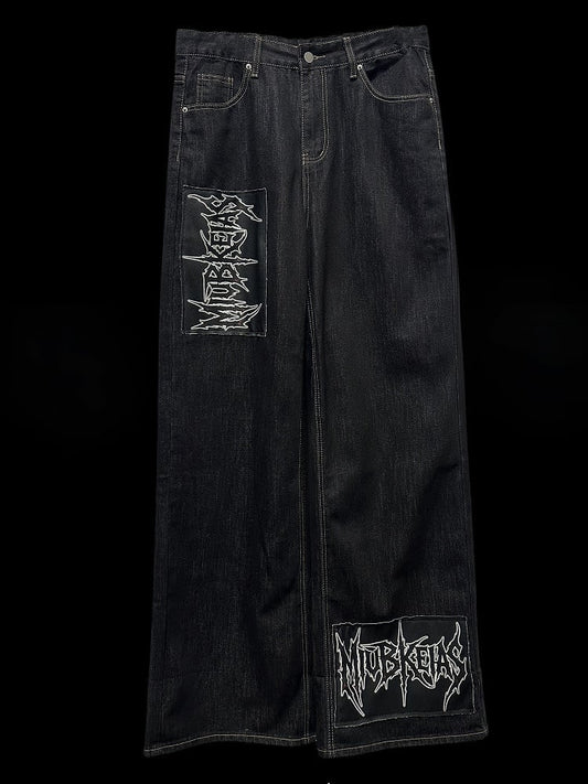 Dark Cut Jeans mit Buchstaben-Applikation in Blau mit geradem Bein