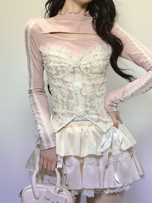 Haut patchwork en dentelle rose avec détails découpés et ornements floraux