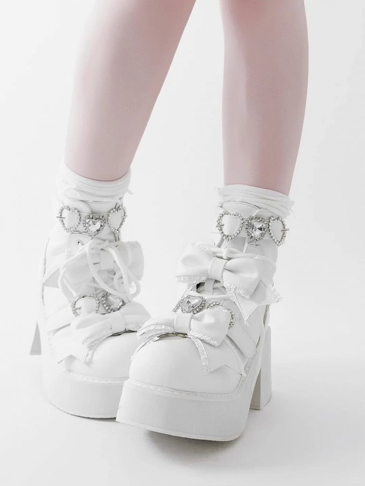 Mattweiße Jirai-Stiefel mit Schnürung und Kei-Schnallen, Sweetheart-Ausschnitt und Strasssteinen