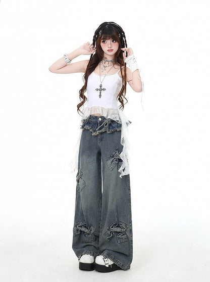 Blaue Jeans mit weitem Bein und großen Schleifen