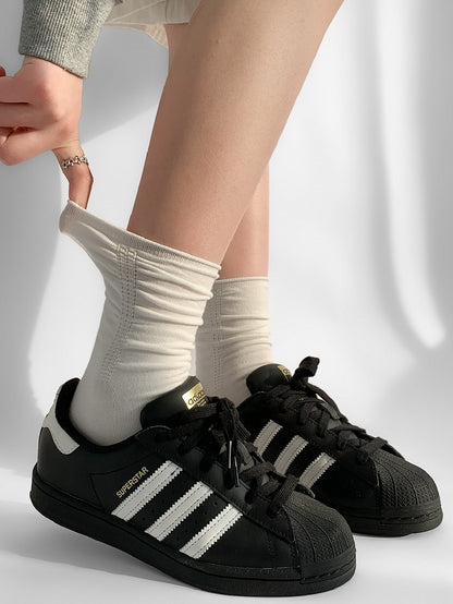 Lockere Socken mit weißem Rippenbesatz