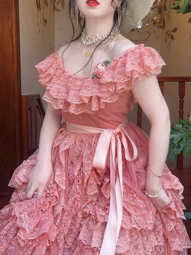 Robe vintage rouge vin/rose à volants en dentelle et décolleté à épaules dénudées