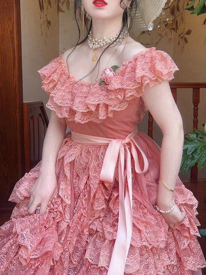 Robe vintage rouge vin/rose à volants en dentelle et décolleté à épaules dénudées