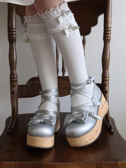 Plateauschuhe mit runder Spitze und süßer silberner Schleife aus Lolita-PU – Oberteil mit kreuz und quer verlaufendem Design