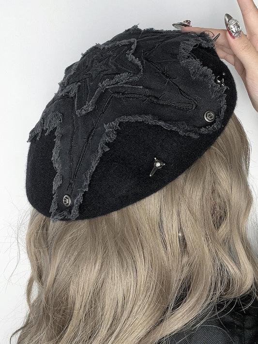 Schwarze Winterbaske mit Punk-Stern-Applikation und Nietendetails