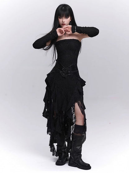 Asymmetrisches trägerloses Kleid mit schwarzen, frei fallenden Rüschen