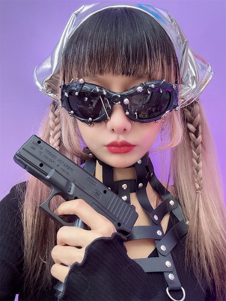 Verzierte schwarze Punk-Sonnenbrille mit Perlen und Nieten