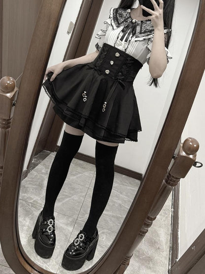 Jirai Kei – Weiße Bluse mit Doppelschleifenkragen und schwarzen Spitzendetails an den Schultern