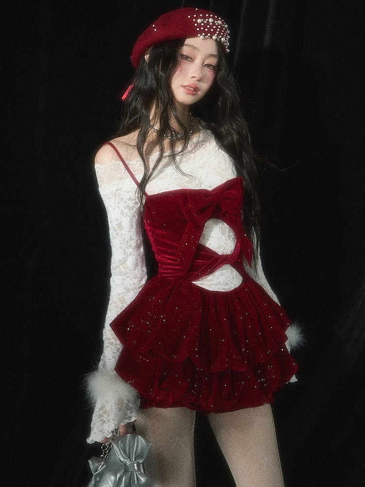 Robe de Noël rouge à volants et détails découpés avec culottes gratuites