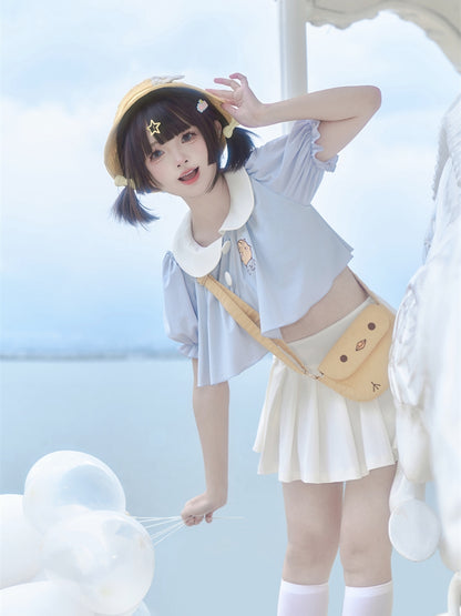 Ensemble haut col Claudine brodé bleu et jupe plissée blanche