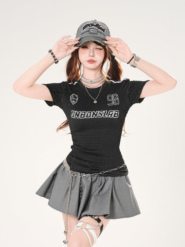 Slim-Fit T-Shirt Buchstaben- und Zahlenprint Schwarz/Rot