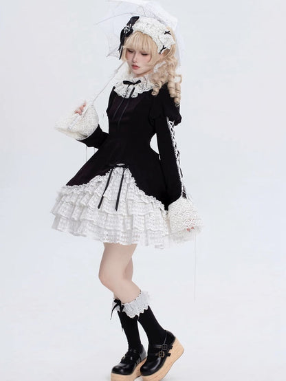 Robe Lolita à manches longues et col à volants noir et blanc