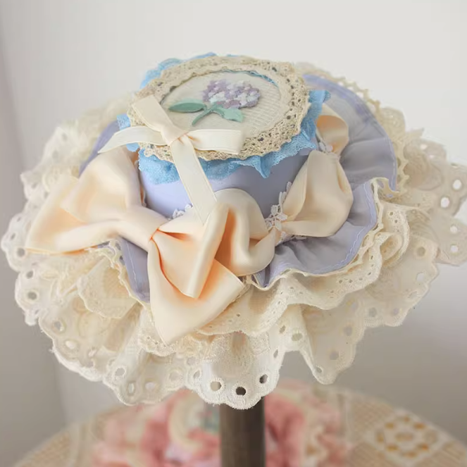 Chapeau haut de forme à bordure en dentelle et broderie florale