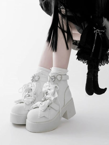 Mattweiße Jirai-Stiefel mit Schnürung und Kei-Schnallen, Sweetheart-Ausschnitt und Strasssteinen