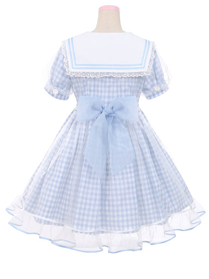 Robe à carreaux bleu clair à col marin et marguerites blanches, détails nœud papillon