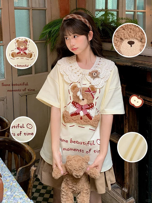 Aprikosenfarbenes, lockeres T-Shirt mit Rundhalsausschnitt und Bärenstickerei aus Baumwollplüsch