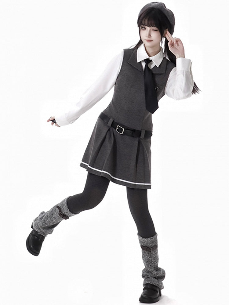 Robe en tricot gris foncé style preppy, sans manches, au-dessus du genou, avec ceinture à boucle
