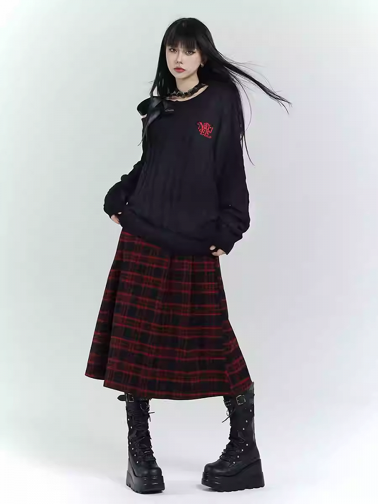 ブラック＆レッドのチェック柄ダブルバックルミディ丈スカート