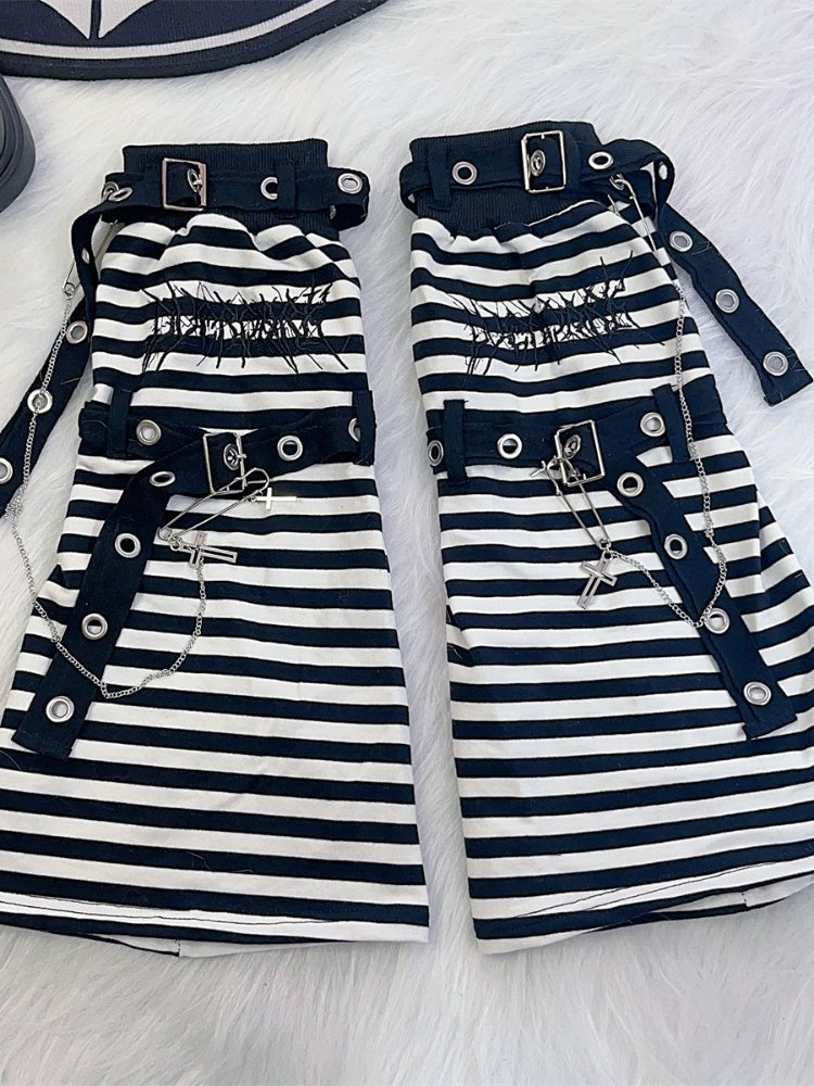 Jambières punk à rayures noires et blanches avec chaîne croisée