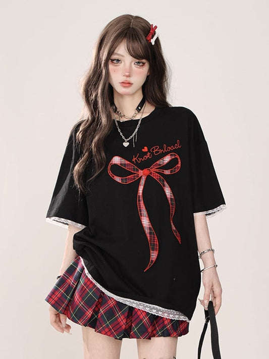 Schwarzes Oversize-T-Shirt mit Spitzenbesatz, gesticktem Schriftzug und kariertem Schleifenakzent