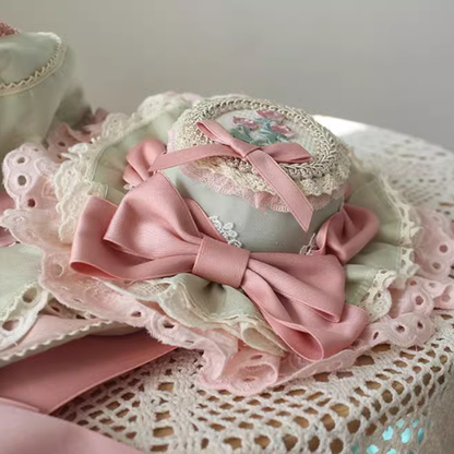 Chapeau haut de forme à bordure en dentelle et broderie florale