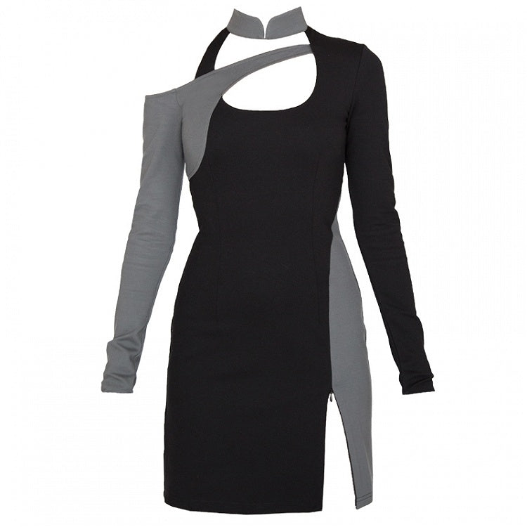 Robe glamour cyberpunk noire et grise à col à bandes et détails découpés avec fente latérale