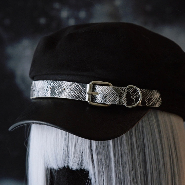 Schwarze Baskenmütze mit Schnalle und Gothic-Muster