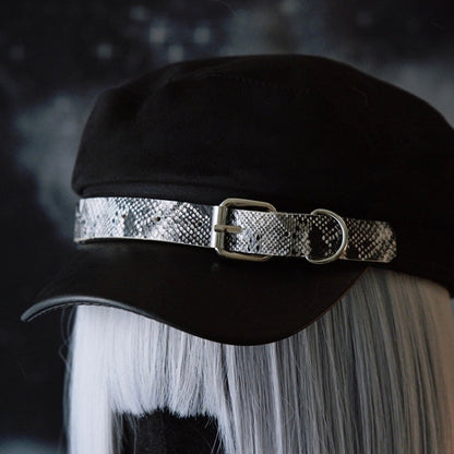 Schwarze Baskenmütze mit Schnalle und Gothic-Muster