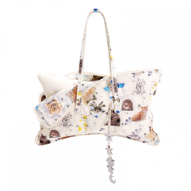 Kissenförmige Umhängetasche in Beige/Schwarz mit Sternriemen