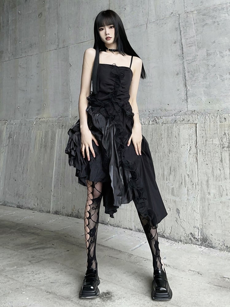 Robe camisole glamour noire à ourlet asymétrique et volants