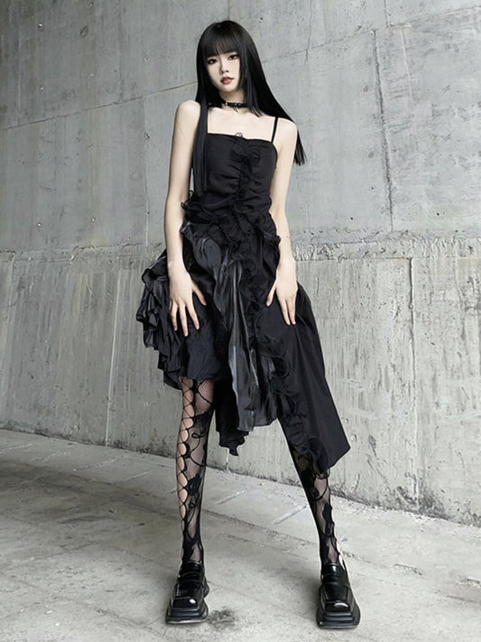 Robe camisole glamour noire à ourlet asymétrique et volants