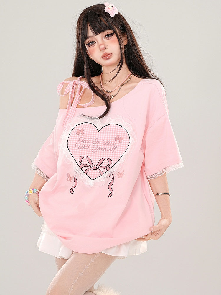 Milchgelb/Rosa kariertes T-Shirt mit Herz-Print, asymmetrischem Ausschnitt und Spitzenbesatz