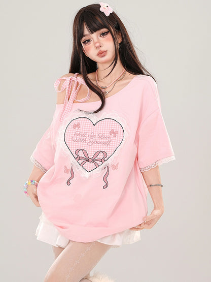 Milchgelb/Rosa kariertes T-Shirt mit Herz-Print, asymmetrischem Ausschnitt und Spitzenbesatz