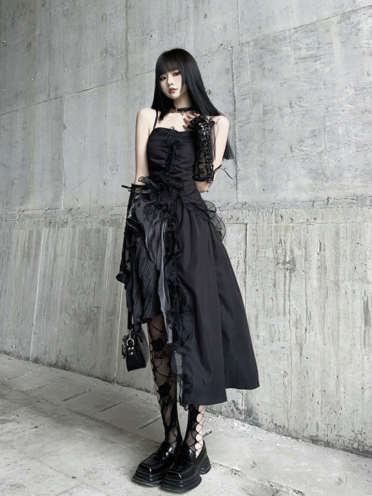 Robe camisole glamour noire à ourlet asymétrique et volants