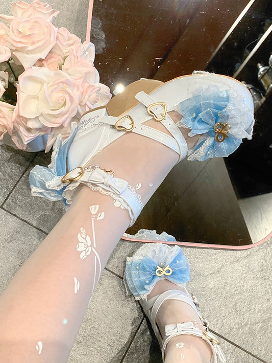 Lolita Schuhe mit verzierter heller Spitze, blauer Besatz, Schleife, süß am oberen Design, Perlen, kreuz und quer