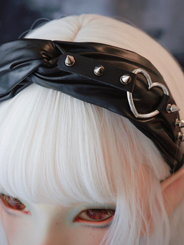 Herz Gothic Criss-Cross KC verziertes schwarzes Nietendesign