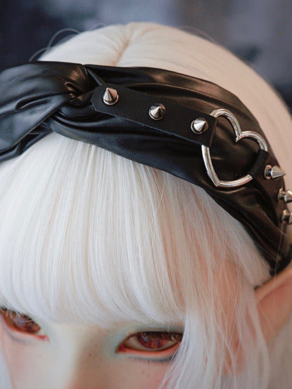 Herz Gothic Criss-Cross KC verziertes schwarzes Nietendesign