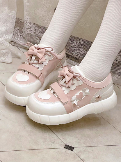 Rosa Sneakers und Akzente weiße Schleife
